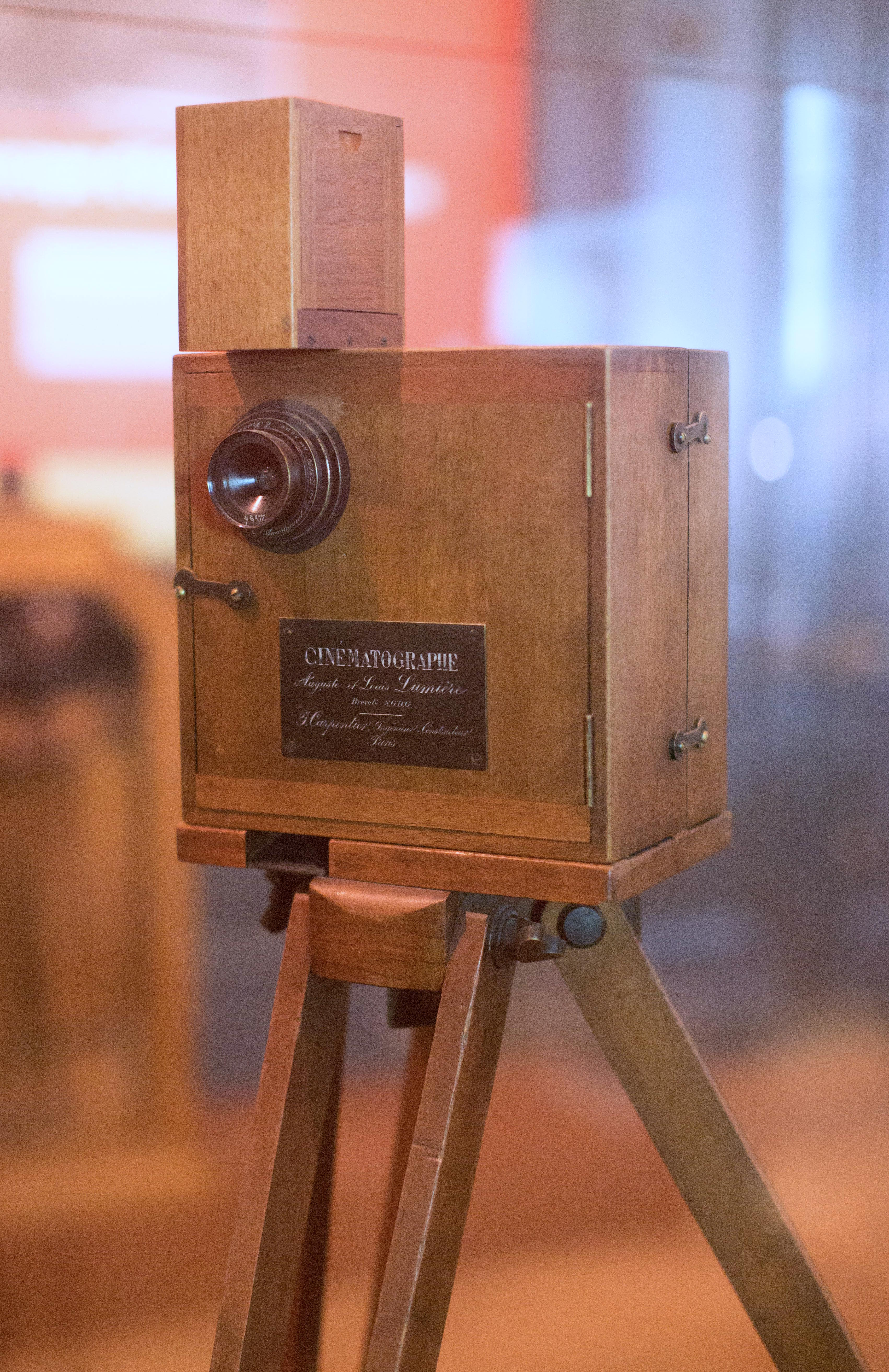 A demonstration of the cinématographe is held in Dublin at Dan Lowreys Star of Erin theatre