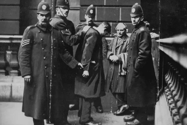 Tanks and army patrol the streets of Glasgow after Bloody Friday