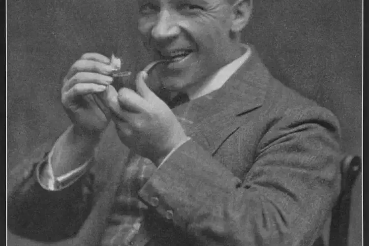 Birth of the entertainer Sir Harry Lauder.