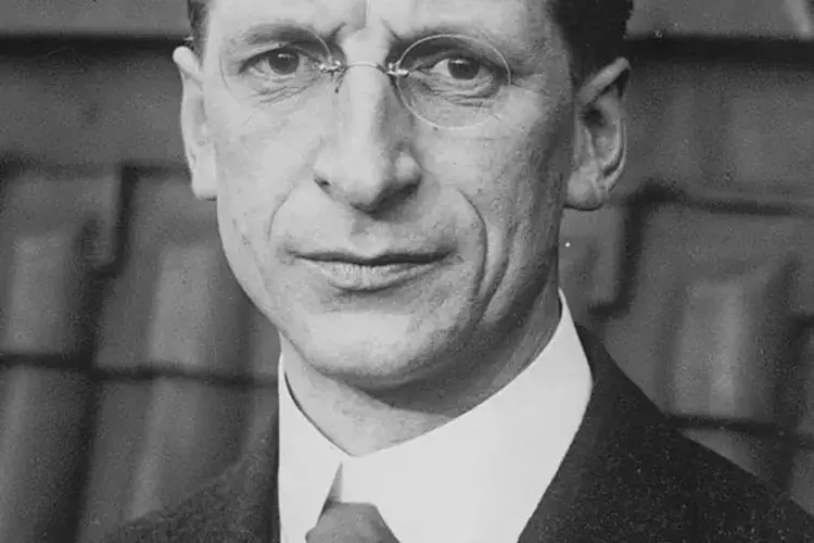 Eamon De Valera orders the American flag flown in Dublin