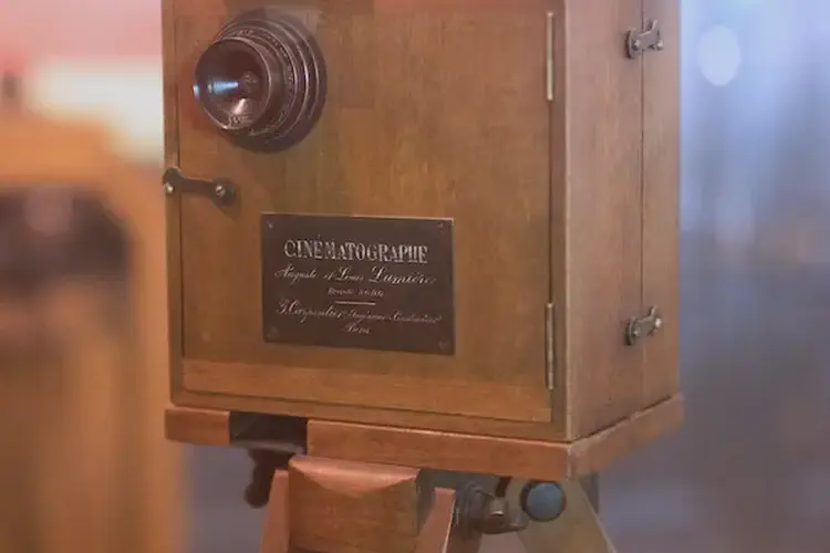 A demonstration of the cinématographe is held in Dublin at Dan Lowreys Star of Erin theatre