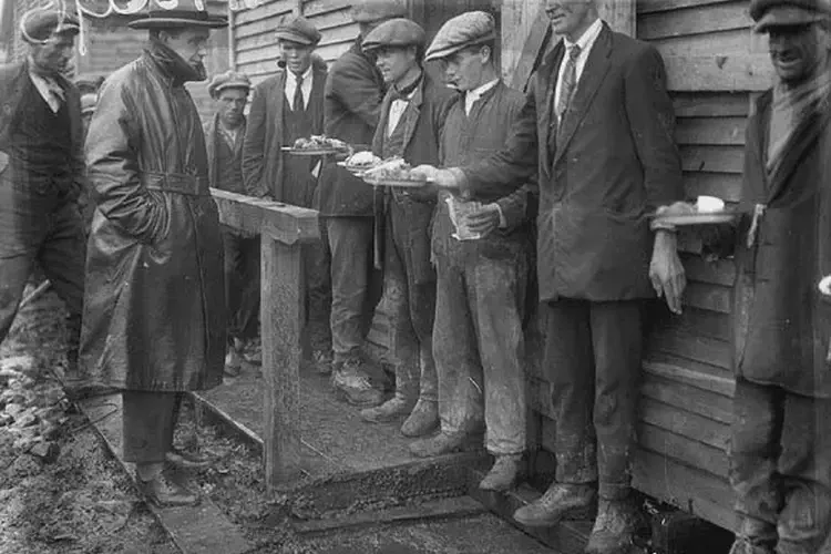 The Electricity Supply Board (ESB) is established to control the Shannon hydro-electric scheme