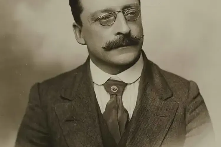 The nationalist groups, Cumman na nGaedheal and Dungannon Clubs, combine to form the Sinn Féin (Ourselves) League