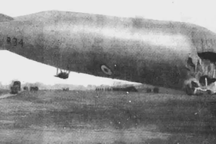 Airship R3 Lands in Long Island