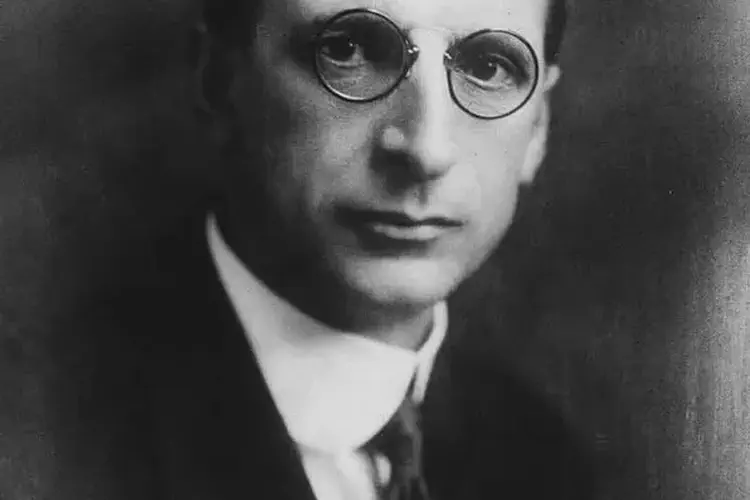Éamon de Valera wins election to Parliament