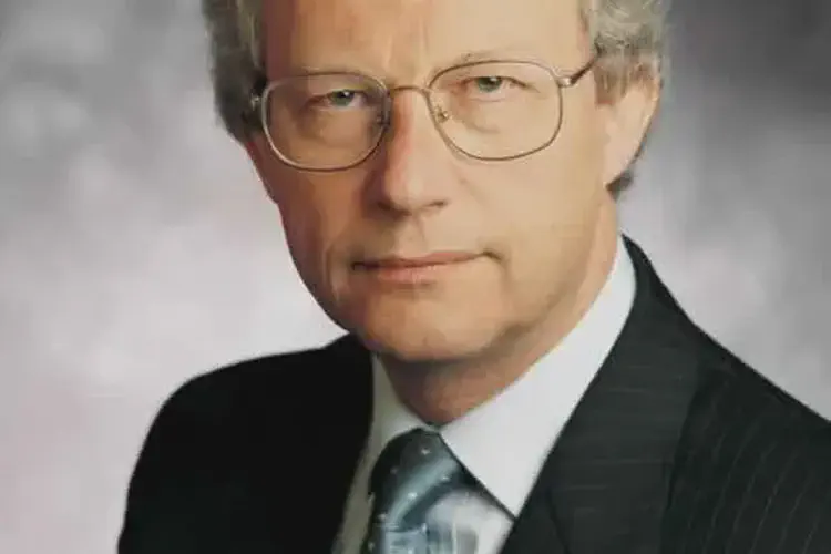 Henry McLeish resigned as Scotlands First Minister