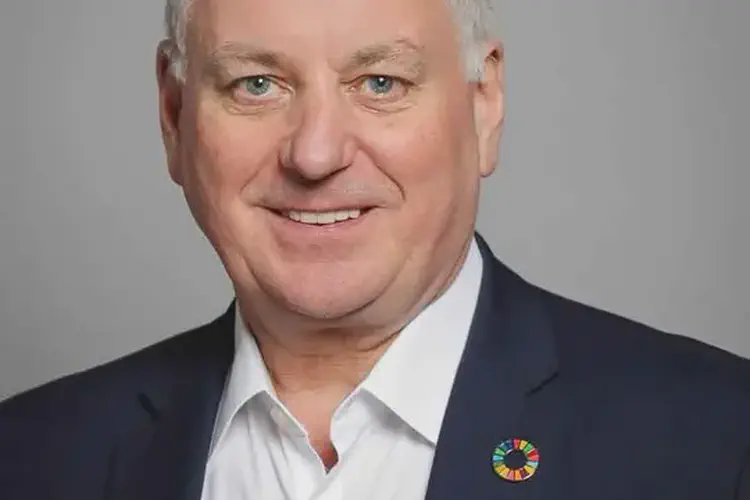 Jack McConnell elected First Minister of Scotland, succeeding Henry McLeish who had resigned