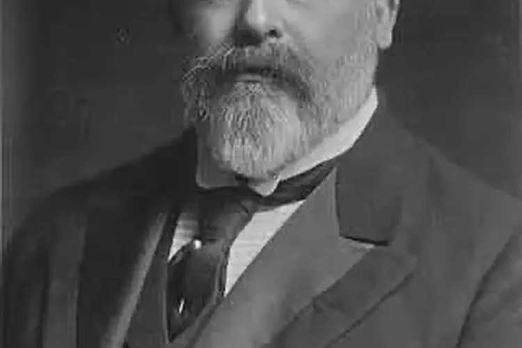 Queen Victoria dies; Edward VII accedes to the throne