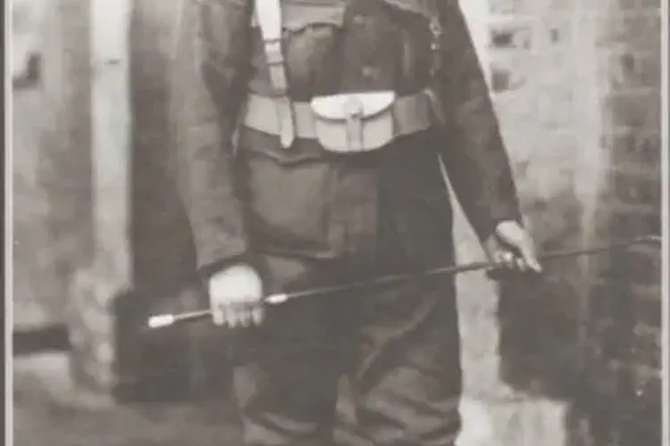 Irish republican Erskine Childers is executed by the Free State government